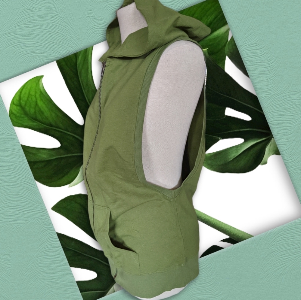 URBAN OUTFITTERS Y2K open hoodie vest.